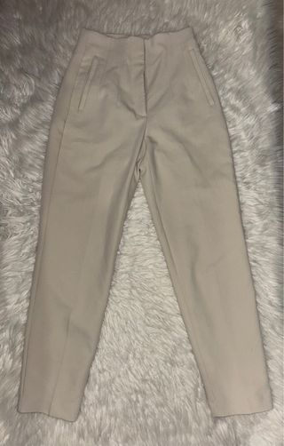 Pantalones beige cintura ajustada