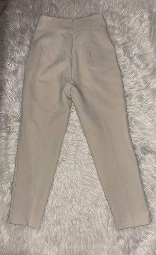 Pantalones beige cintura ajustada
