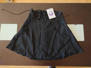 Falda corta negra con cordones