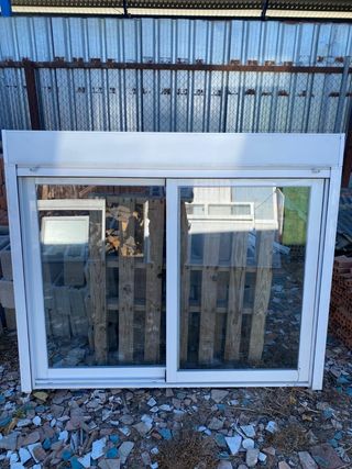 Ventana de aluminio blanca