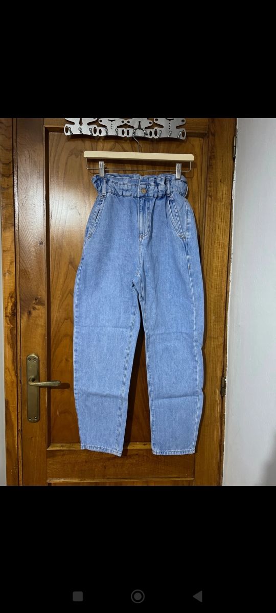 Pantaloni in jeans blu con sacchetto di carta