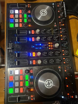 Controlador DJ Traktor Kontrol S4 MK2
