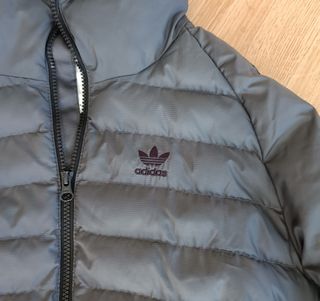 Plumífero Adidas Gris con Rayas