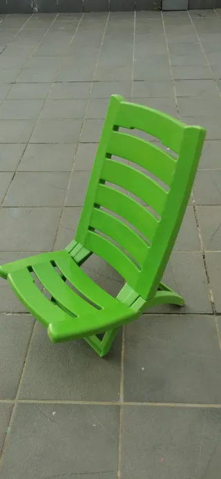 Silla plegable verde para playa
