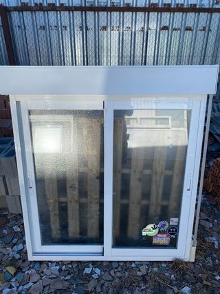 Ventana de aluminio blanca