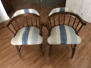 Preciosas butacas de madera y tela