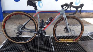 Bicicleta CUBE Gris con Detalles Rojos