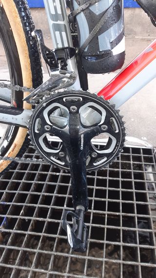 Bicicleta CUBE Gris con Detalles Rojos