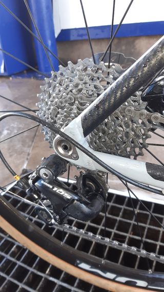 Bicicleta CUBE Gris con Detalles Rojos