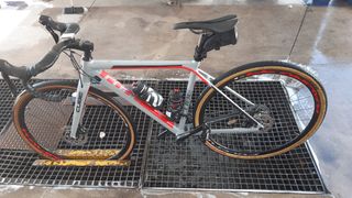 Bicicleta CUBE Gris con Detalles Rojos