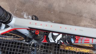 Bicicleta CUBE Gris con Detalles Rojos