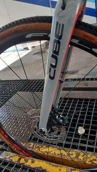 Bicicleta CUBE Gris con Detalles Rojos