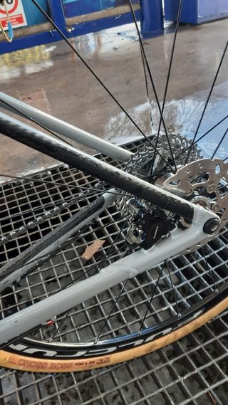 Bicicleta CUBE Gris con Detalles Rojos