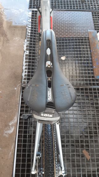 Bicicleta CUBE Gris con Detalles Rojos