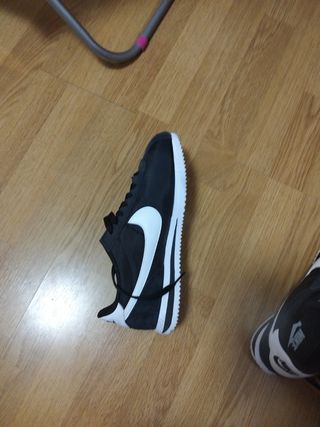Zapatillas Nike cortez Negras y Blancas
