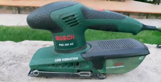 Lijadora Bosch, con caja y 12 lijas .