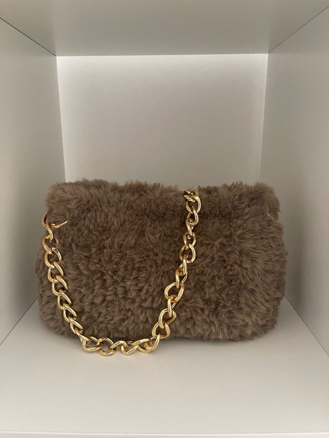 Borsa morbida effetto pelliccia con catena dorata
