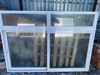 Ventana de aluminio blanca