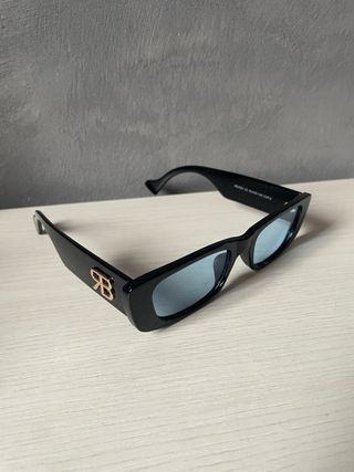 Occhiali da sole neri con lenti blu