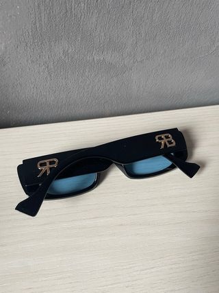 Occhiali da sole neri con lenti blu