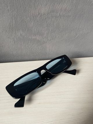 Occhiali da sole neri con lenti blu