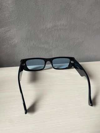 Occhiali da sole neri con lenti blu