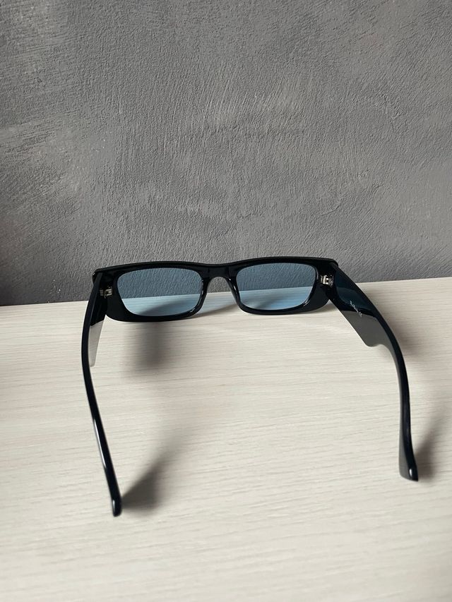 Occhiali da sole neri con lenti blu