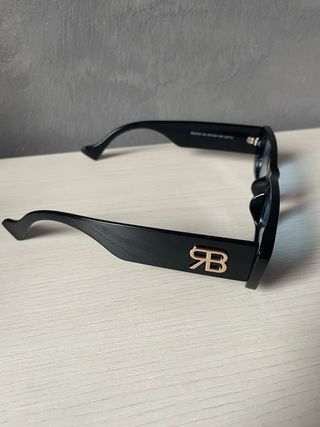 Occhiali da sole neri con lenti blu