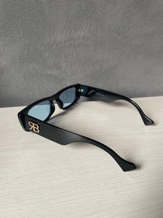 Occhiali da sole neri con lenti blu