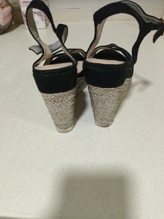 Sandalias de cuña altas negras