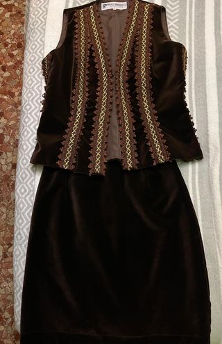 Elegante chaqueta de terciopelo marrón con falda 