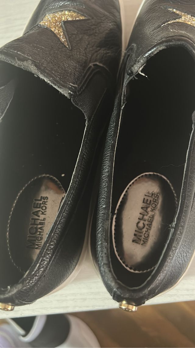 Zapatos Michael Kors negros con estrellas doradas