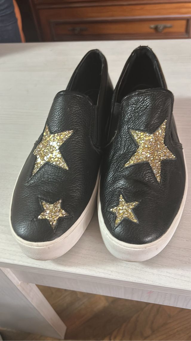 Zapatos Michael Kors negros con estrellas doradas