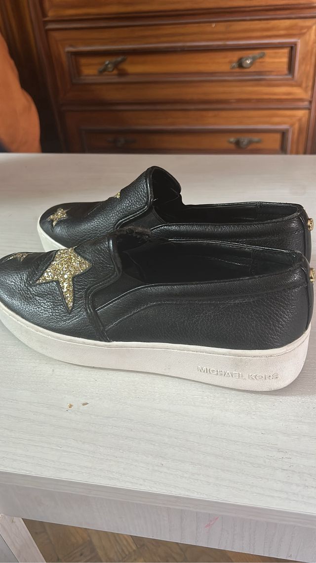 Zapatos Michael Kors negros con estrellas doradas
