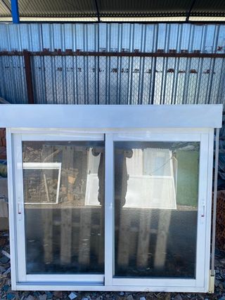 Ventana de aluminio blanca
