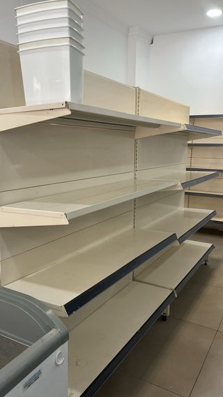 Moduli di scaffali in metallo beige