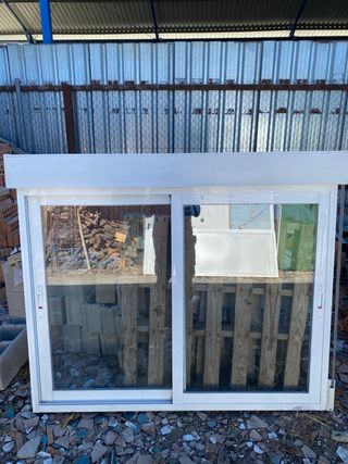 Ventana de aluminio blanca