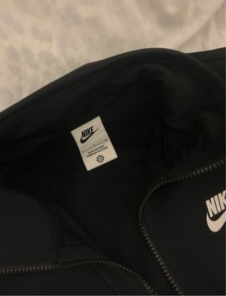 Tuta Nike donna nera usata poco e comoda.