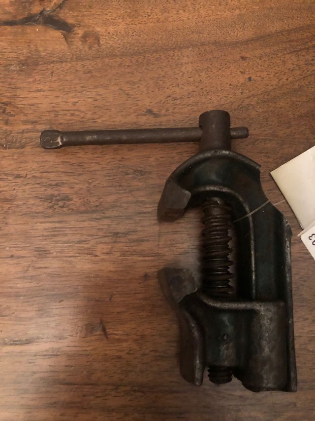 Antico morsetto morsa  in ferro