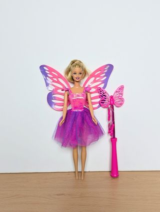 Muñeca Barbie flying butterfly
