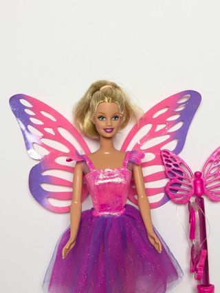 Muñeca Barbie flying butterfly