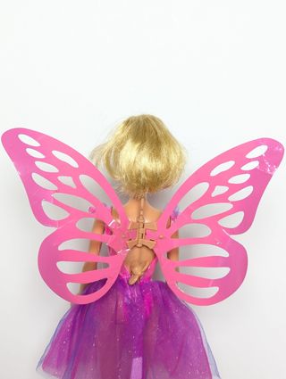 Muñeca Barbie flying butterfly