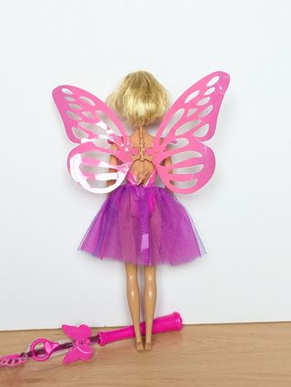 Muñeca Barbie flying butterfly