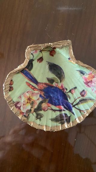 Concha decorada con pájaro y flores