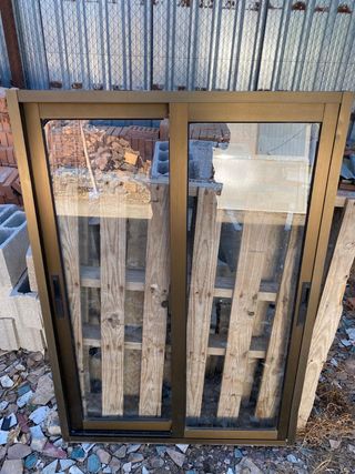 Ventana de aluminio bronce