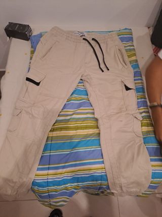 Pantalón cargo Bershka beige ajustado
