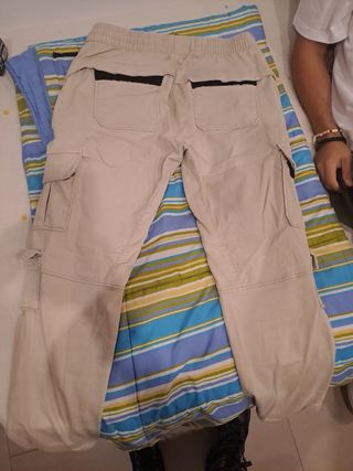 Pantalón cargo Bershka beige ajustado