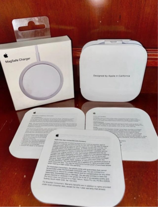 Cargador MagSafe original.