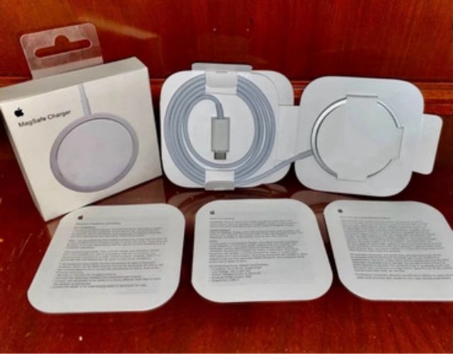 Cargador MagSafe original.
