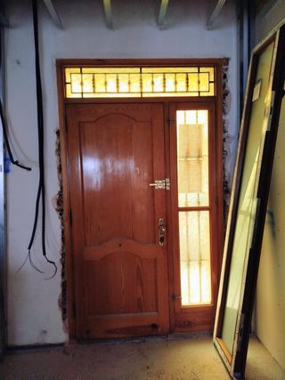 Puerta de entrada de madera
